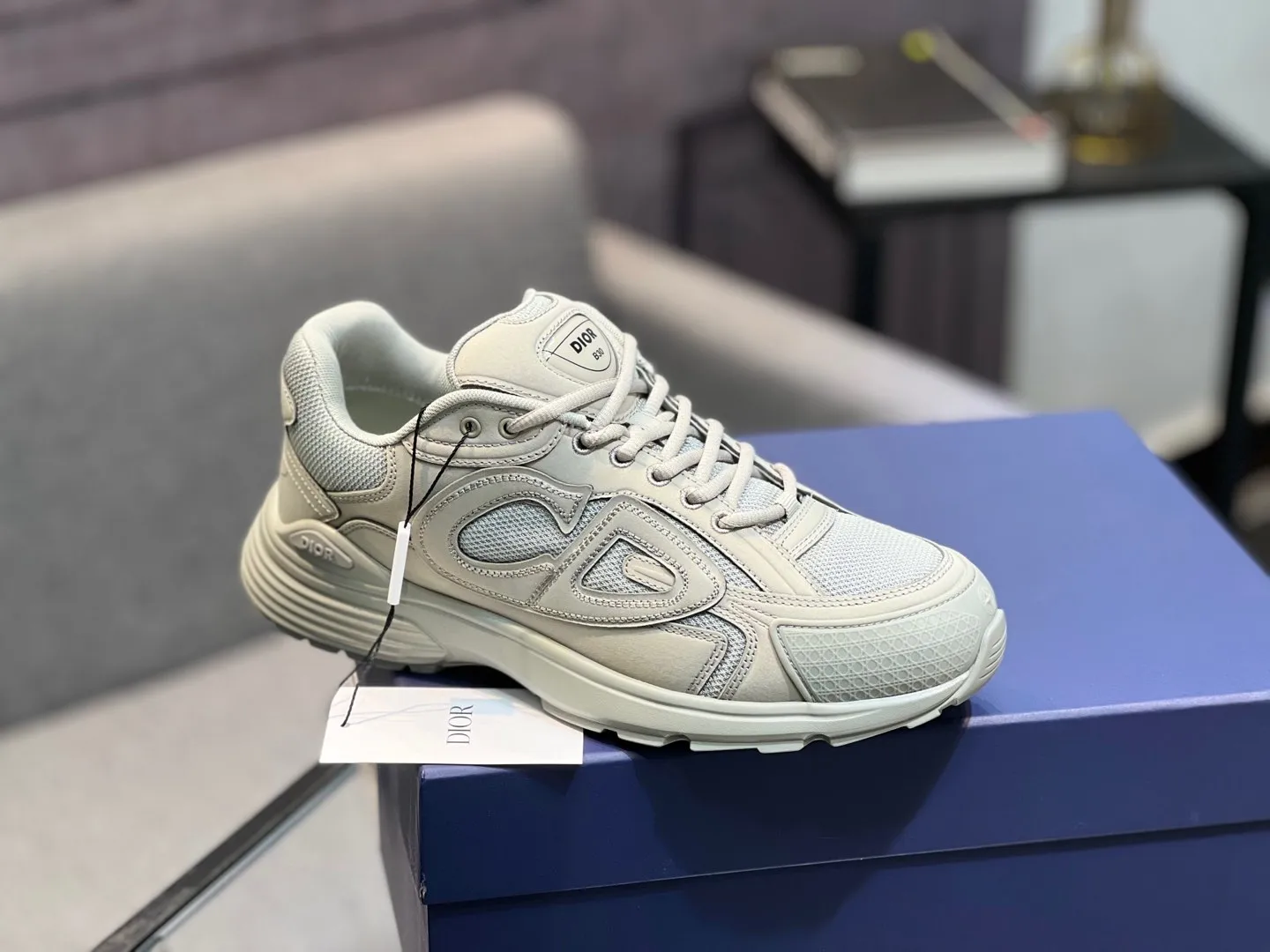 Men's shoes 💰600 high version joint model 🍸 Dior Dior The Island co-branded B30 sneakers follow the trend of the retro market and are Dad Shoes style shoes. The Dior logo on the tongue also indicates that this pair of shoes is the B30 model! B30 uses fine-textured leather and mesh cloth materials to form a shoe body. There are conspicuous letters CD on both sides of the shoe body to indicate the identity. Many lines on the shoe body outline the details, making the shoes look less monotonous and full of retro flavor. ♺ Upper: Original customized technical fabric + mesh ♺ Inner lining: Original customized breathable lining ♺ Outsole: Original molded IP foam + TPU outsole ♺ Heel height: 3.5cm ♺Code number: 39-44 (45 46 customized)